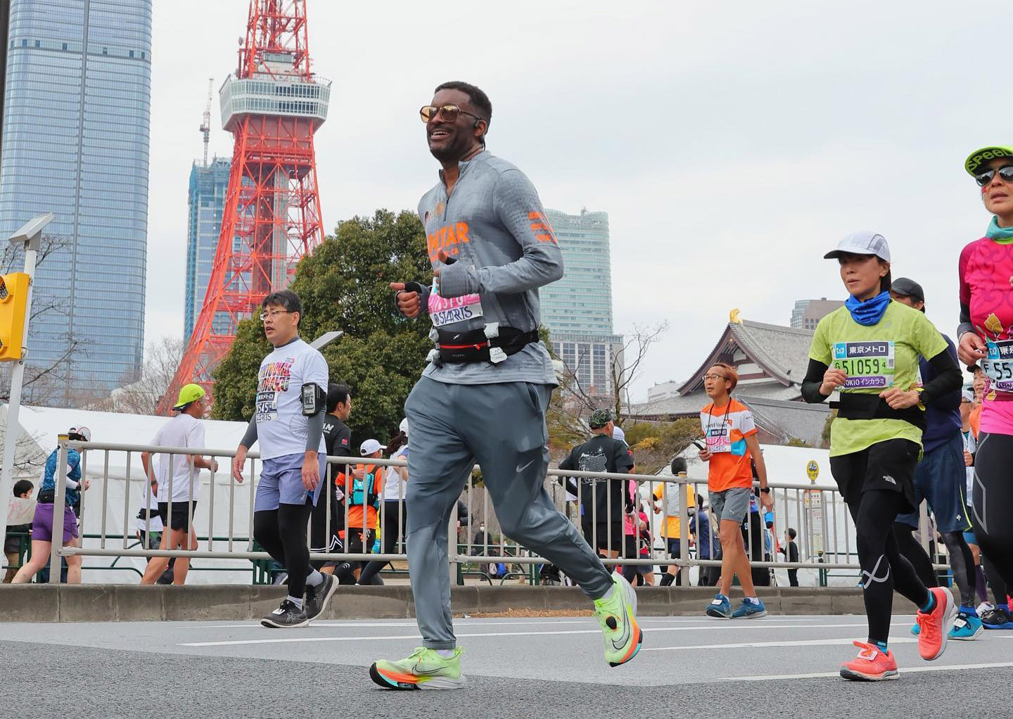 Antar Johnson runs in the street of the Tokyo Marathon