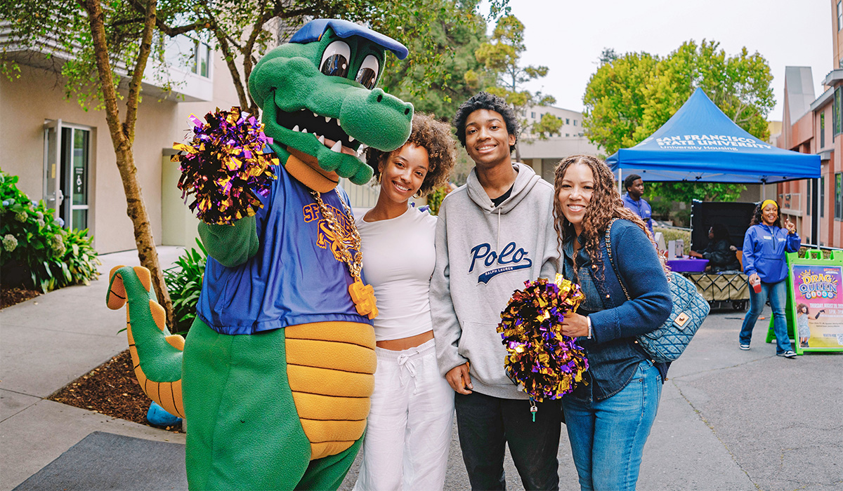 Alli Gator with three people during move-in day