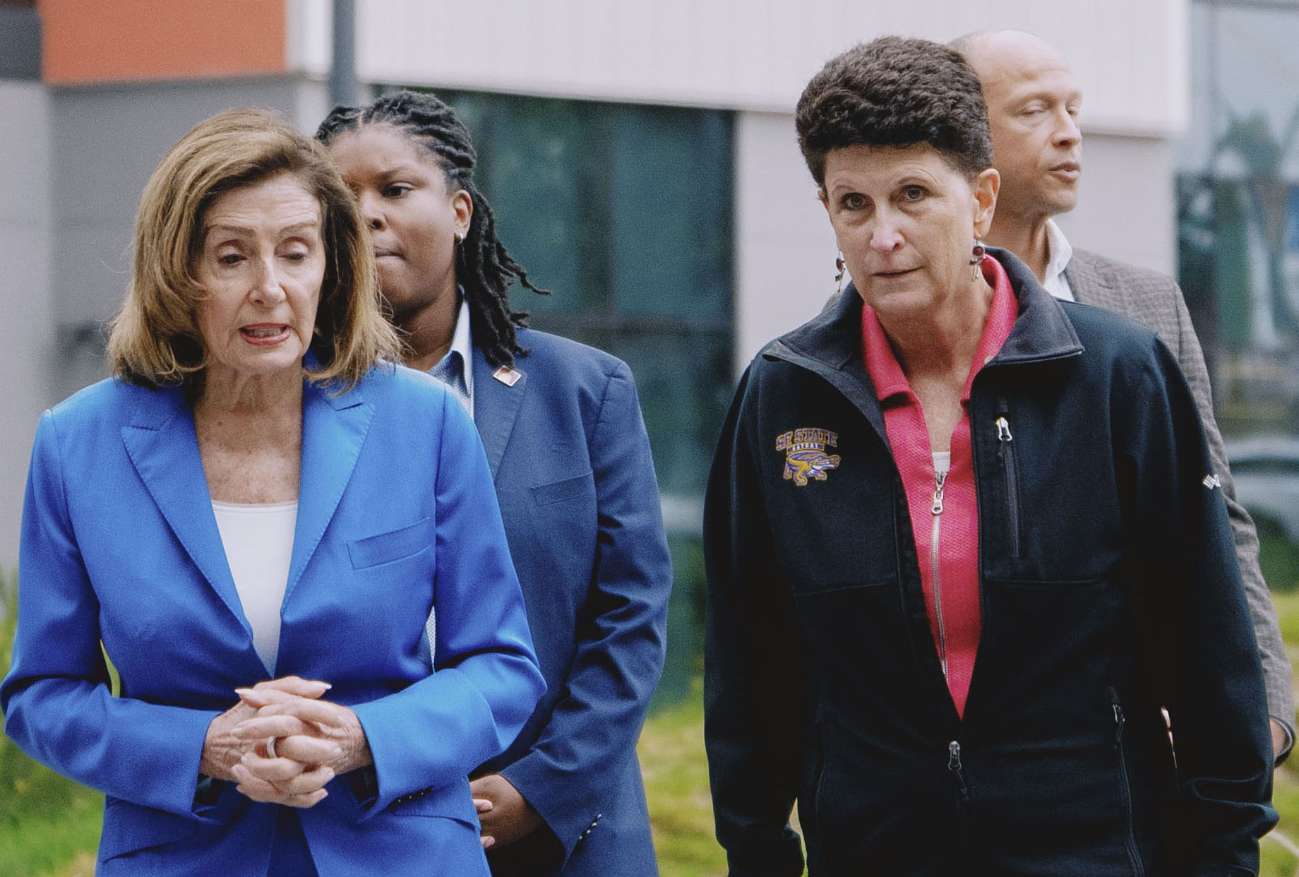 Pelosi walking with Mahoney