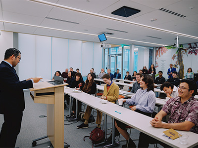 Students listening to Professor and SOE Director Teh Siong Kwok