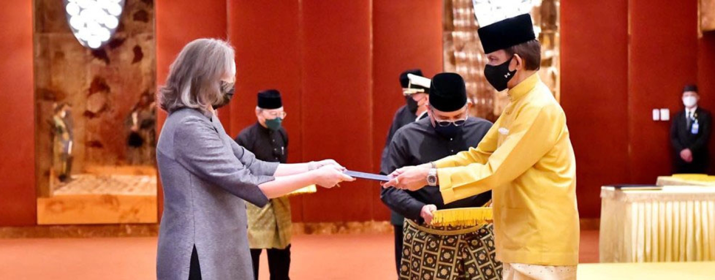 U.S. Ambassador to Brunei Darussalam Caryn McClelland presents her Letter of Credence to His Majesty the Sultan of Brunei Darussalam.